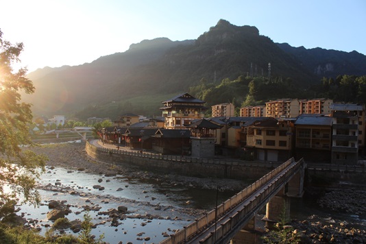 �ؑc���Z���W(xu��)Ժ���ꡰ���ա����ഺ���՝�?qu��n)l(xi��ng)�ģ����Zͬ�۴����d