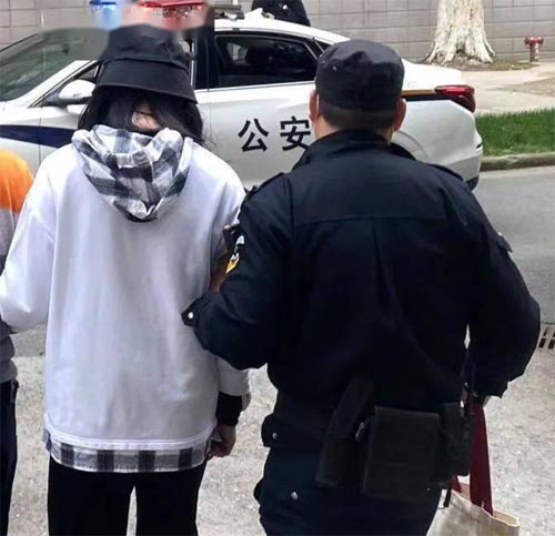 ��W���а�Ů�b���MŮ�����ᱻץ