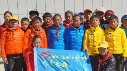 ���y������������һ�w��ԭ�ϵ�ʯ����