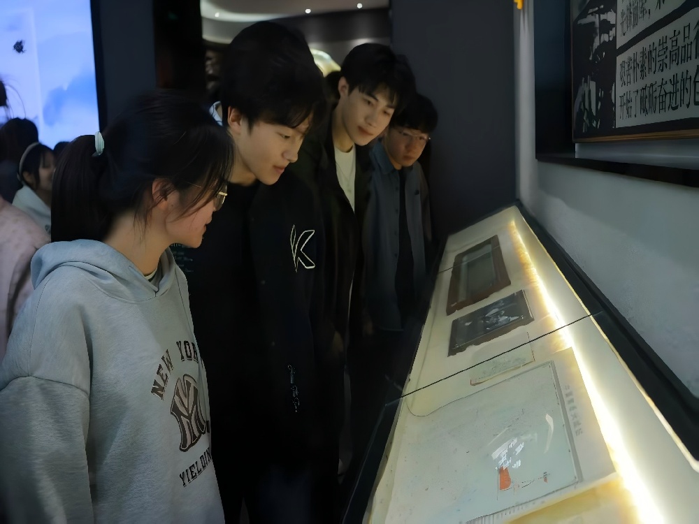 ��LEADER���L����ǧ�f��W���ľ͘I�cУ�@�����ǻ۹ܼ�