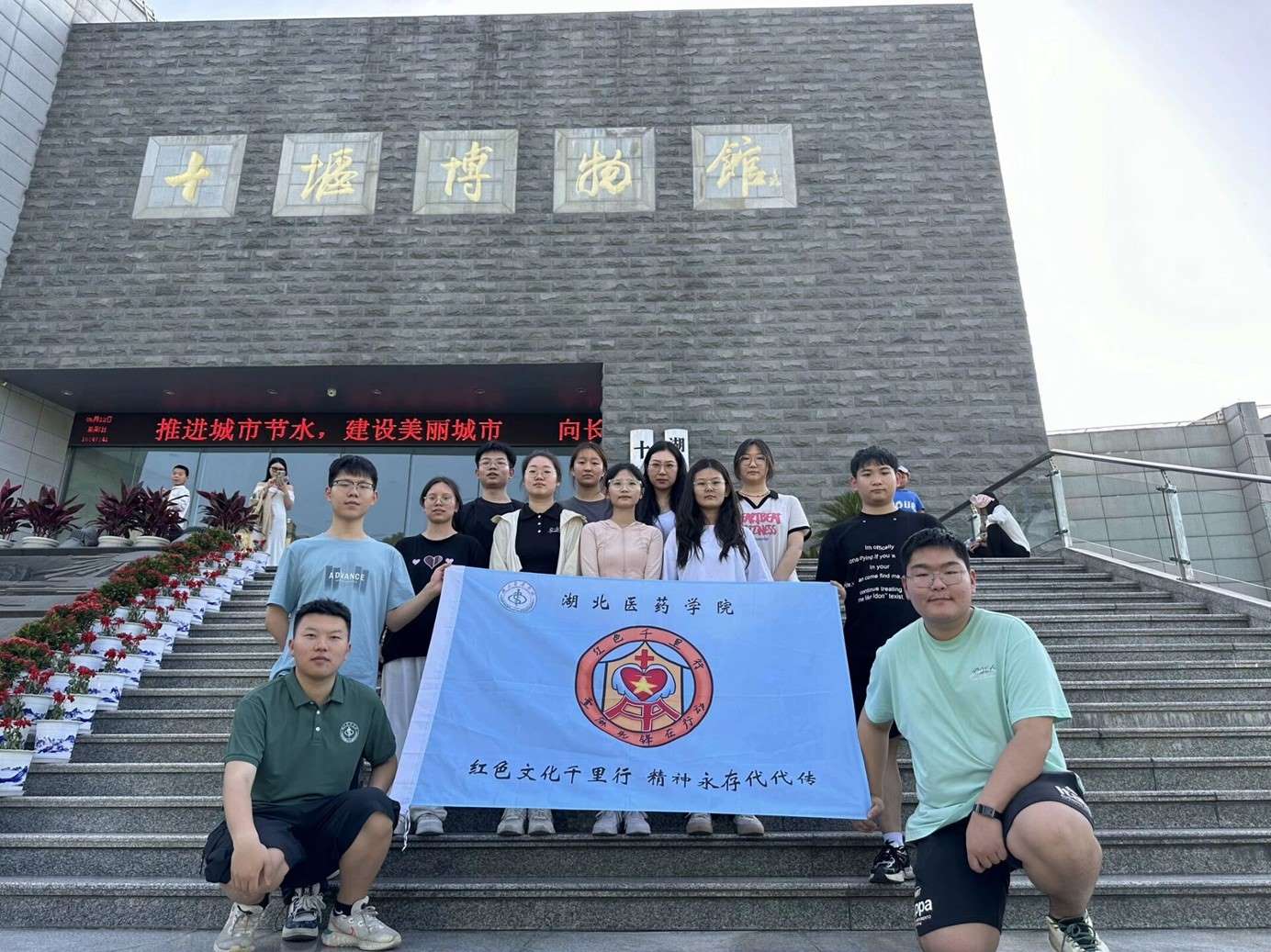 ǧ������̽�vʷ��ʮ�߹�������עĿ