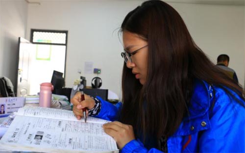 �����f�����������ӵĹ���Ů��